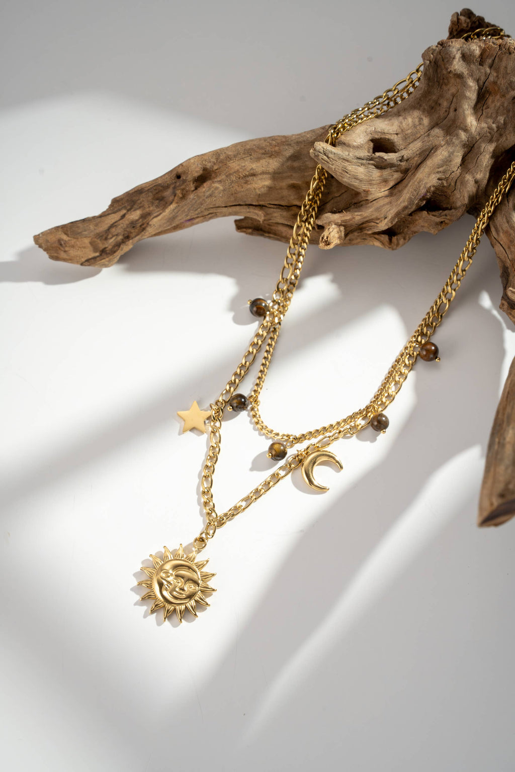 Collier doré multi-charms soleil lune étoile œil de tigre