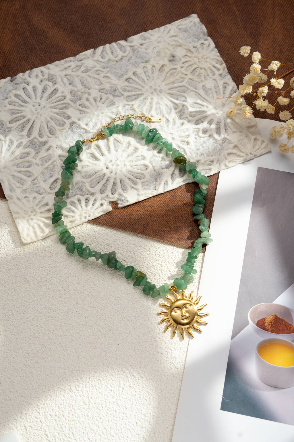 Collier pierre naturelle perles vertes pendentif soleil doré