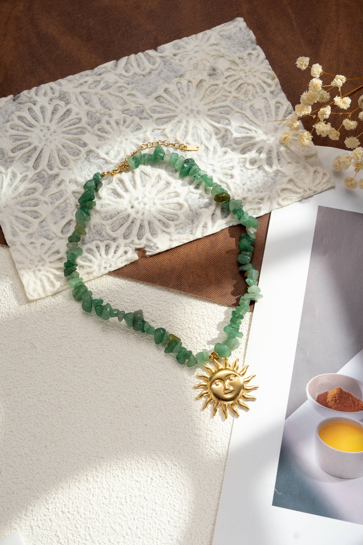 Collier pierre naturelle perles vertes pendentif soleil doré