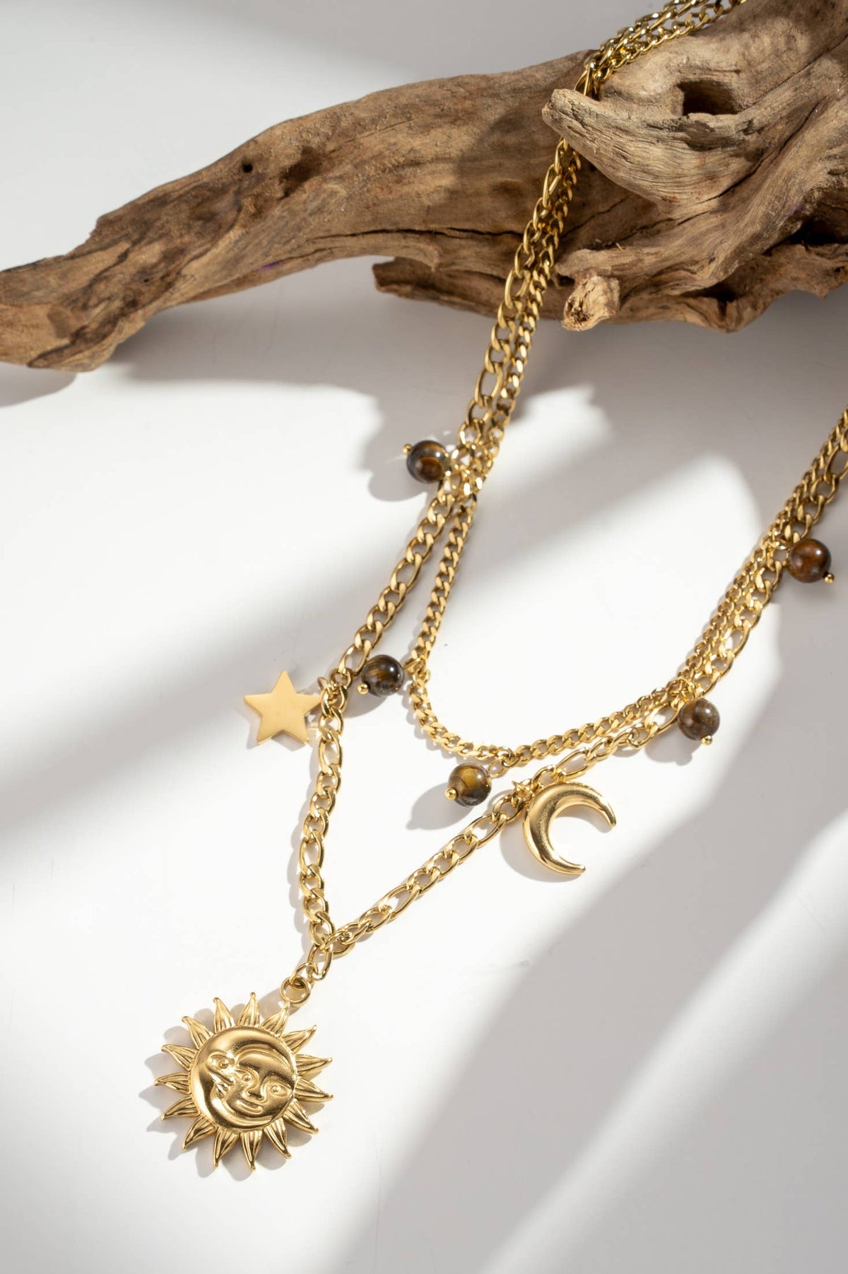 Collier doré multi-charms soleil lune étoile œil de tigre