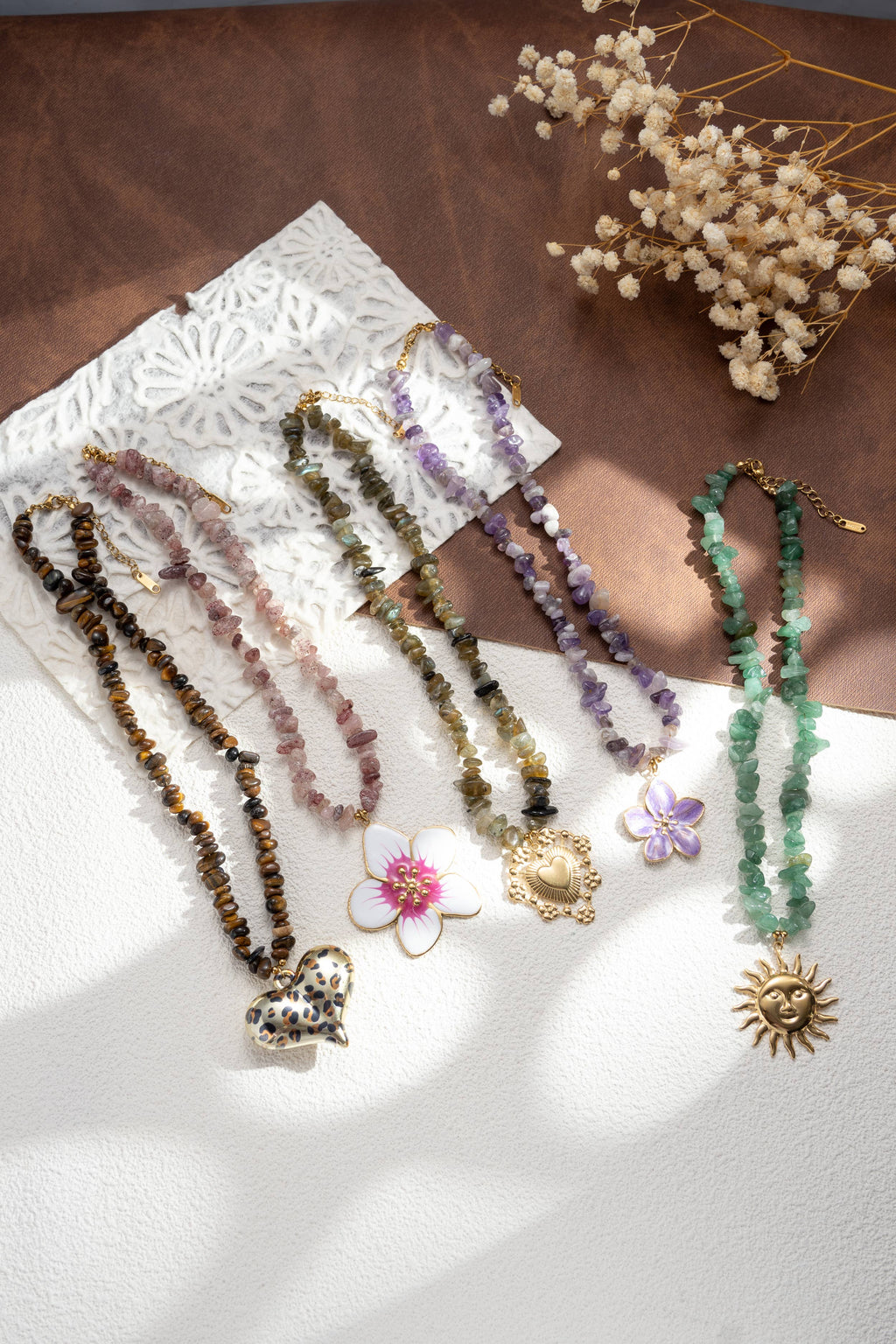 Collier pierre naturelle perles vertes pendentif soleil doré