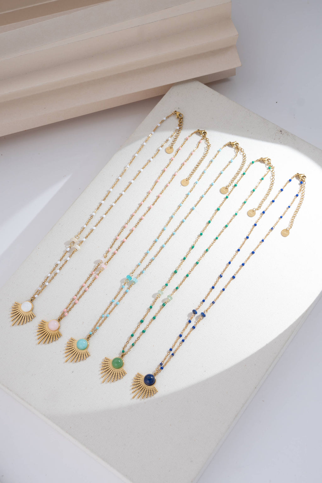 Solaïa – Collier Soleil & Pierre Colorée