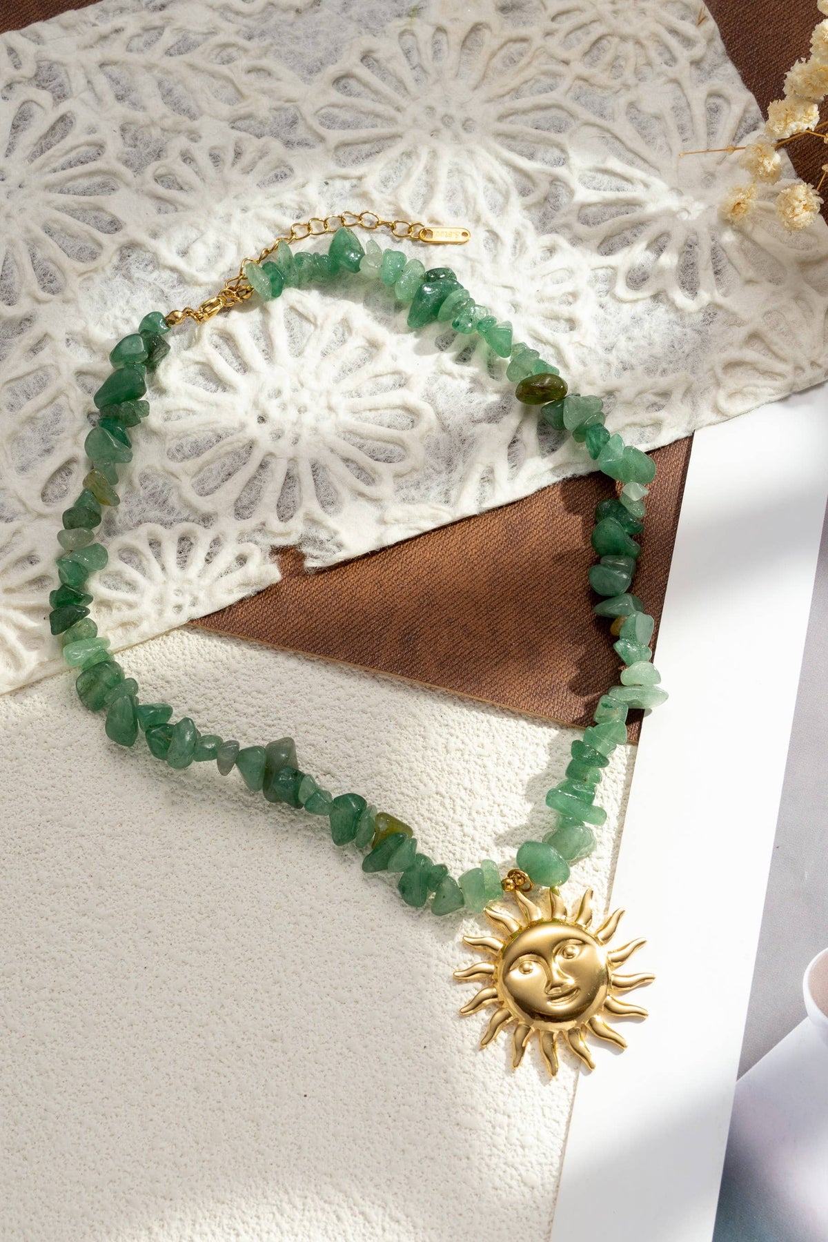 Collier pierre naturelle perles vertes pendentif soleil doré